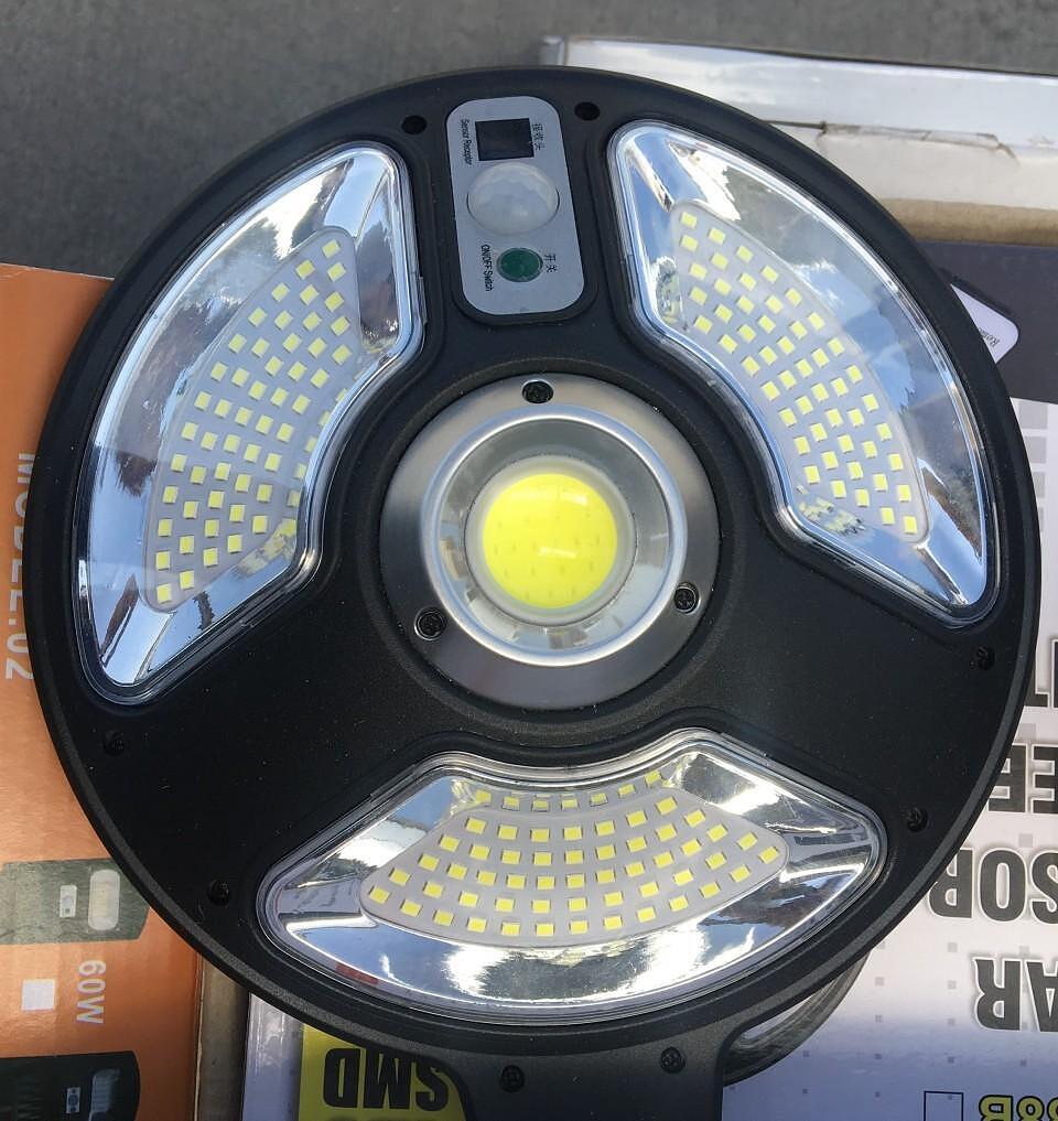 Захранвана със слънчева енергия COB 150 LED лампа